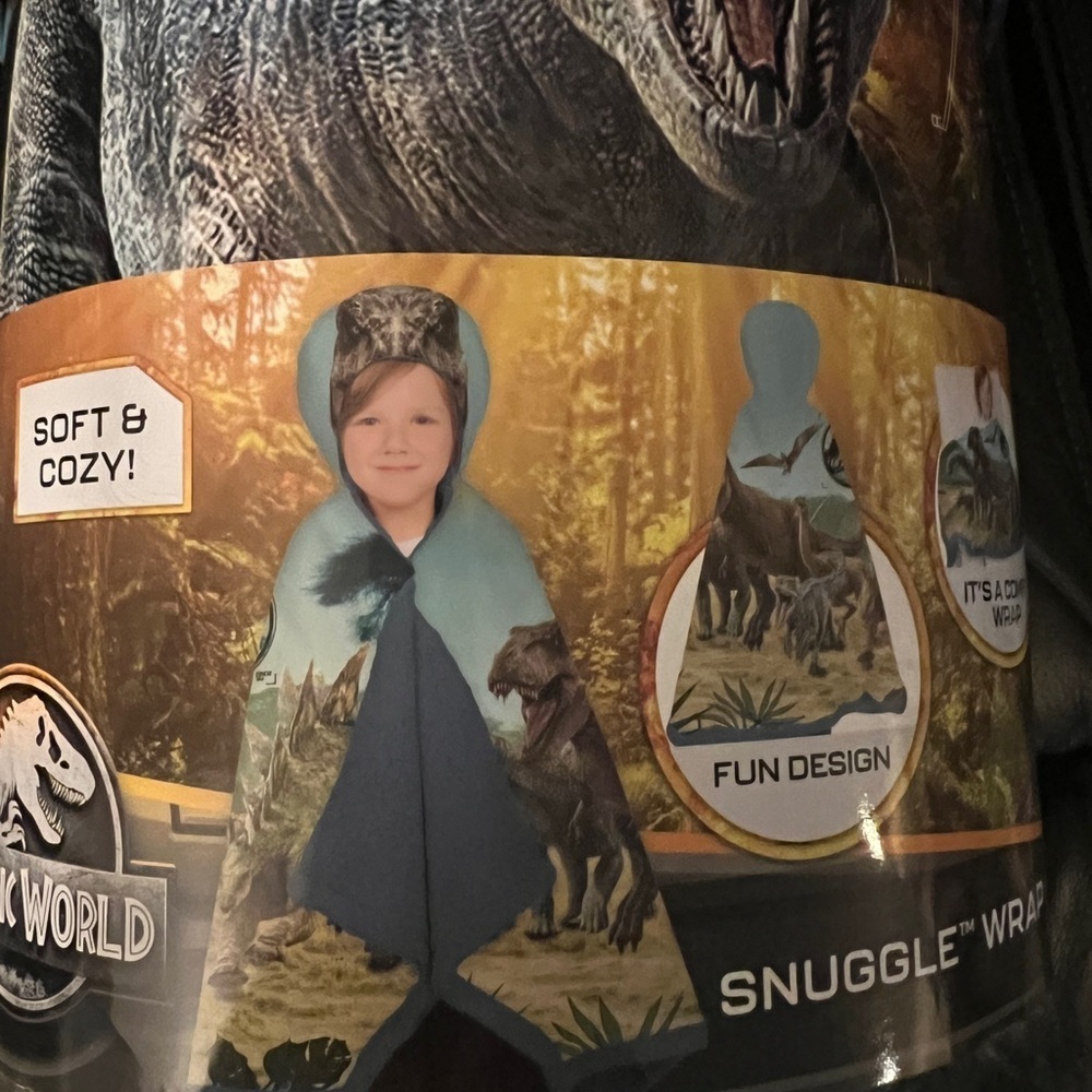 Jurassic World Snuggle Wrap Blanket - Picture 4 of 4
